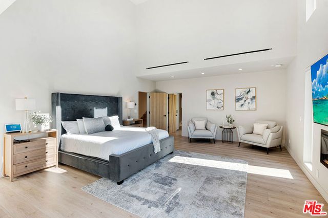 7966 Mulholland Drive, Los Angeles, CA 90046