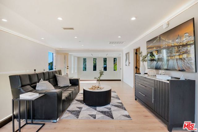 7966 Mulholland Drive, Los Angeles, CA 90046