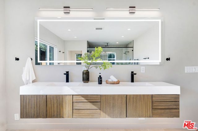 7966 Mulholland Drive, Los Angeles, CA 90046