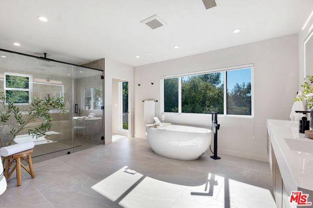 7966 Mulholland Drive, Los Angeles, CA 90046