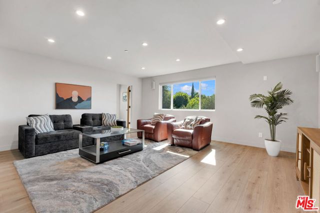 7966 Mulholland Drive, Los Angeles, CA 90046