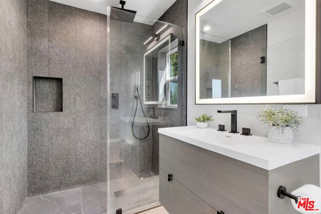 7966 Mulholland Drive, Los Angeles, CA 90046