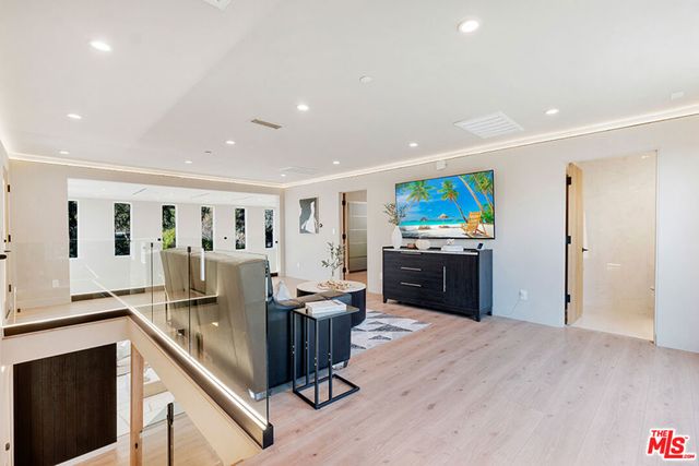 7966 Mulholland Drive, Los Angeles, CA 90046