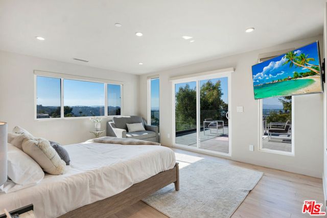 7966 Mulholland Drive, Los Angeles, CA 90046