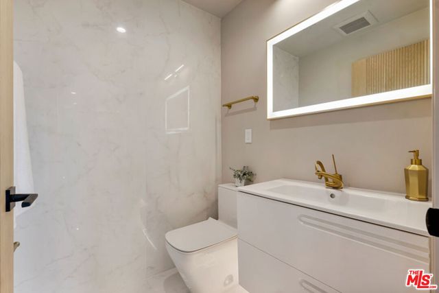 7966 Mulholland Drive, Los Angeles, CA 90046