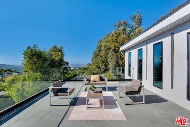 7966 Mulholland Drive, Los Angeles, CA 90046