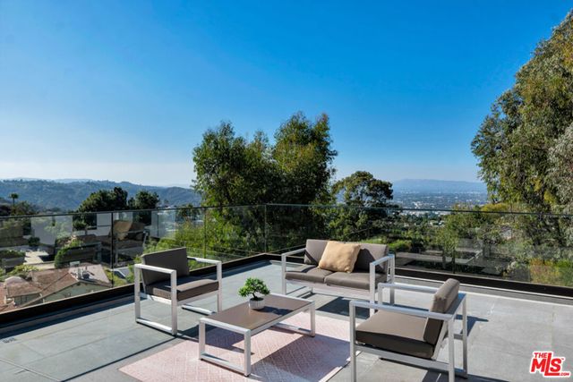 7966 Mulholland Drive, Los Angeles, CA 90046