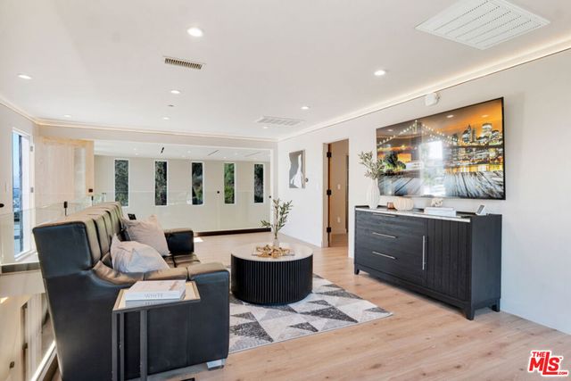 7966 Mulholland Drive, Los Angeles, CA 90046