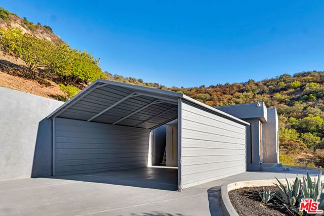 7966 Mulholland Drive, Los Angeles, CA 90046