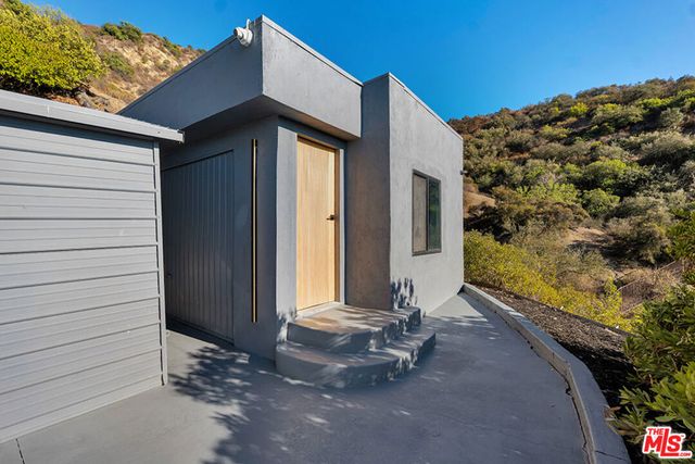 7966 Mulholland Drive, Los Angeles, CA 90046