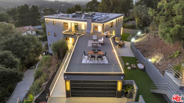 7966 Mulholland Drive, Los Angeles, CA 90046