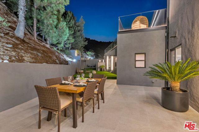 7966 Mulholland Drive, Los Angeles, CA 90046