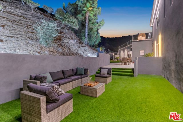 7966 Mulholland Drive, Los Angeles, CA 90046