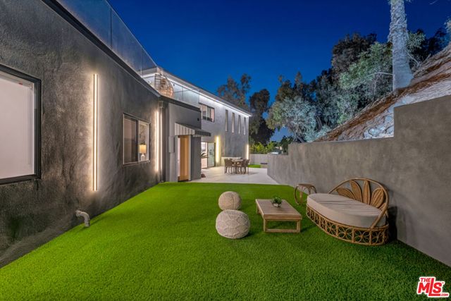 7966 Mulholland Drive, Los Angeles, CA 90046