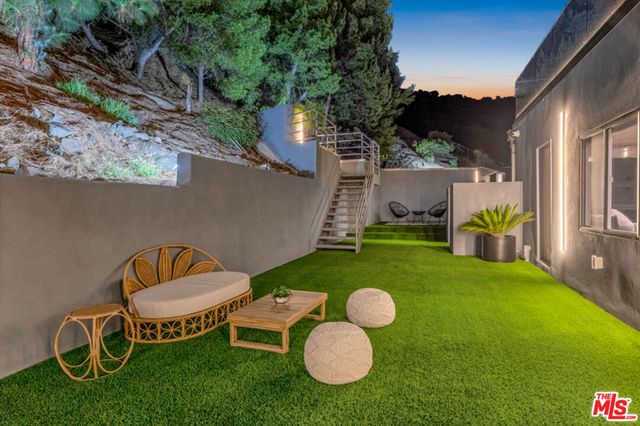 7966 Mulholland Drive, Los Angeles, CA 90046