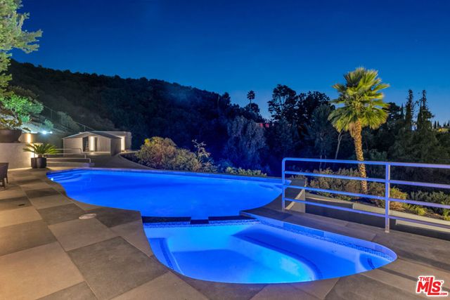 7966 Mulholland Drive, Los Angeles, CA 90046