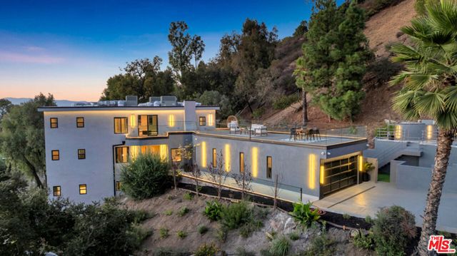 7966 Mulholland Drive, Los Angeles, CA 90046