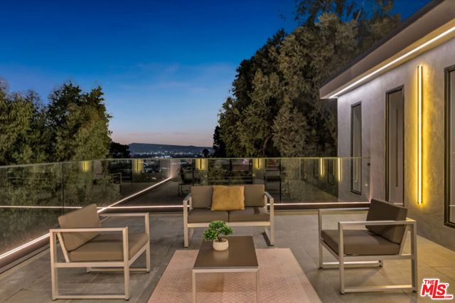 7966 Mulholland Drive, Los Angeles, CA 90046