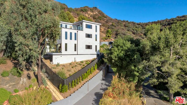 7966 Mulholland Drive, Los Angeles, CA 90046