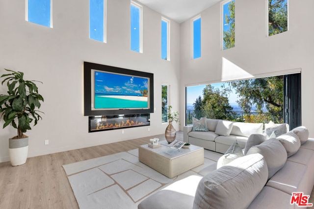 7966 Mulholland Drive, Los Angeles, CA 90046