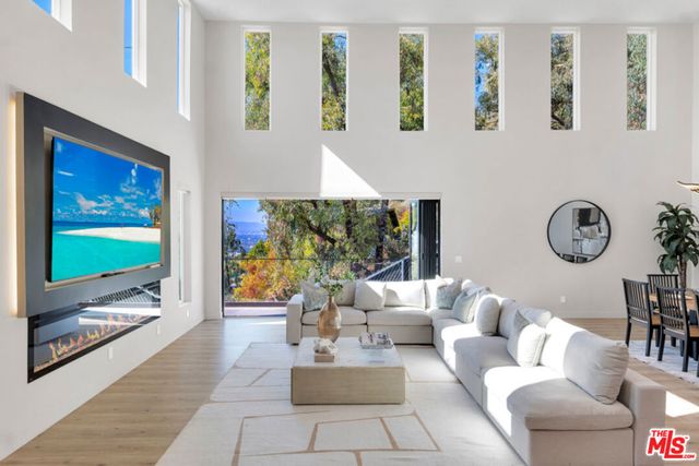 7966 Mulholland Drive, Los Angeles, CA 90046