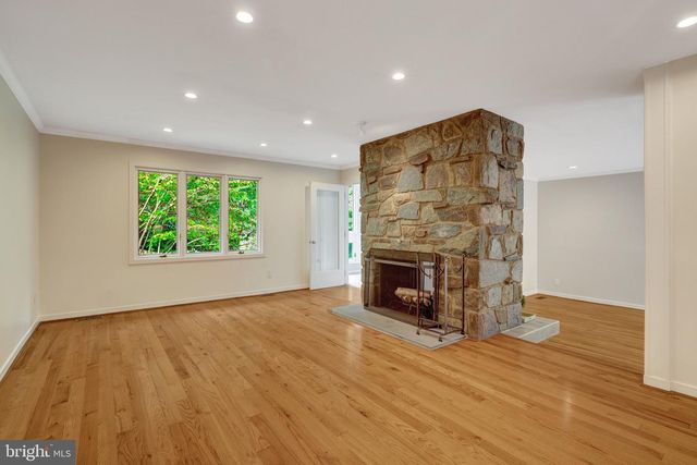 6952 KYLEAKIN CT, Mclean, VA 22101