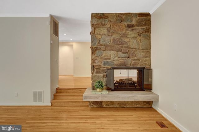 6952 KYLEAKIN CT, Mclean, VA 22101