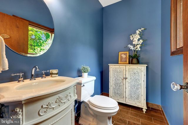 6952 KYLEAKIN CT, Mclean, VA 22101
