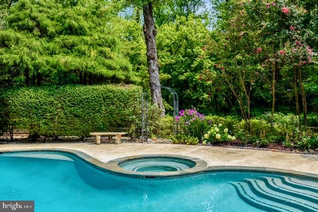 6952 KYLEAKIN CT, Mclean, VA 22101