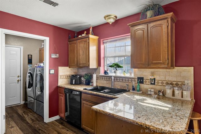 2114 S Javine Avenue, Skiatook, OK 74070