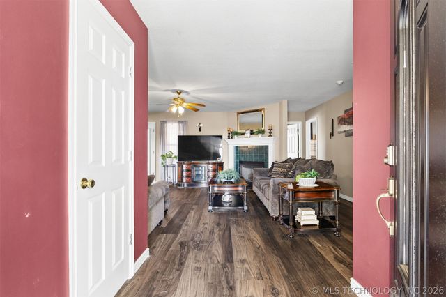 2114 S Javine Avenue, Skiatook, OK 74070