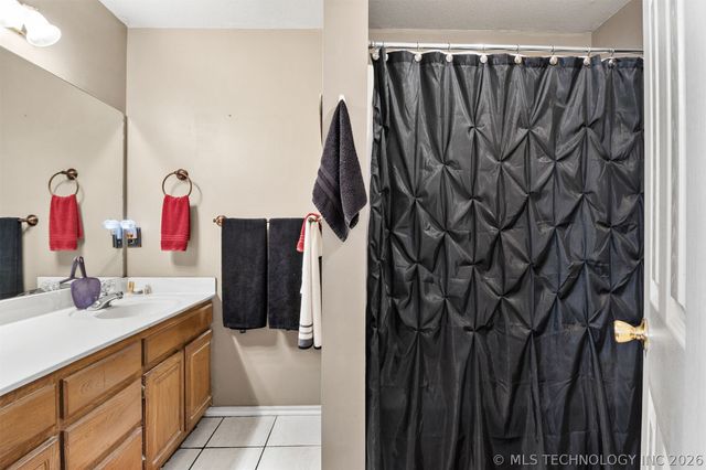 2114 S Javine Avenue, Skiatook, OK 74070