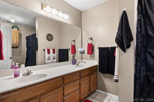 2114 S Javine Avenue, Skiatook, OK 74070