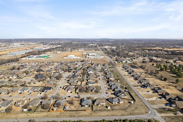 2114 S Javine Avenue, Skiatook, OK 74070