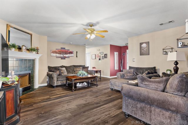 2114 S Javine Avenue, Skiatook, OK 74070