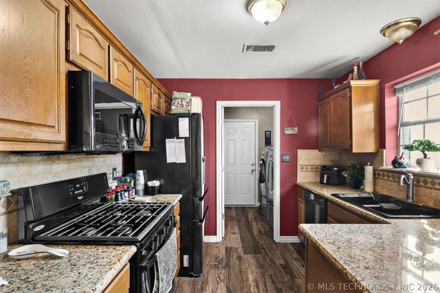 2114 S Javine Avenue, Skiatook, OK 74070