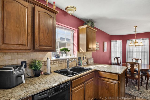 2114 S Javine Avenue, Skiatook, OK 74070