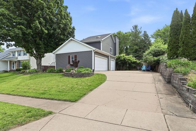4367 Winston Place, Bettendorf, IA 52722
