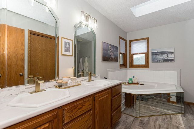 4367 Winston Place, Bettendorf, IA 52722