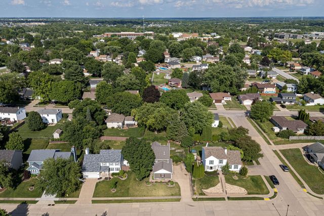 4367 Winston Place, Bettendorf, IA 52722