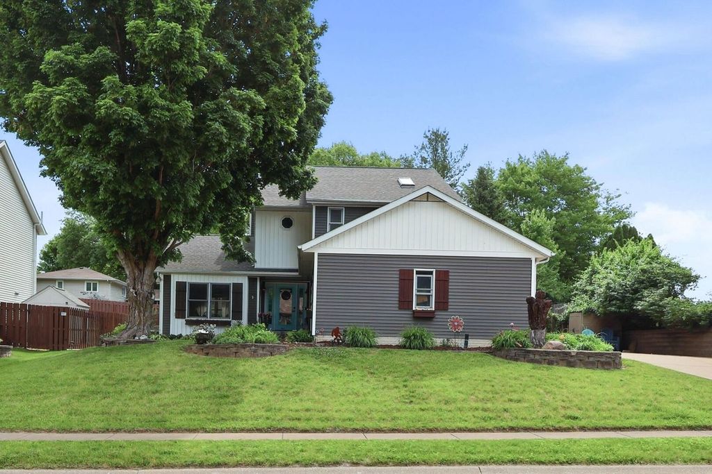 4367 Winston Place, Bettendorf, IA 52722