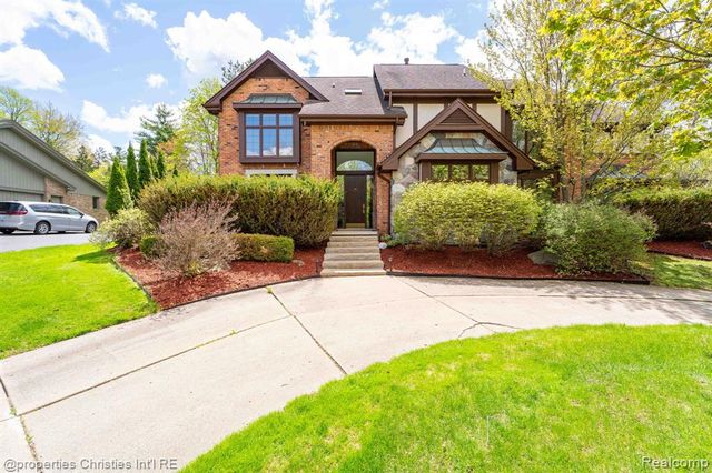 1743 Beechwood Way, Bloomfield Hills, MI 48302