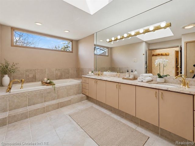 1743 Beechwood Way, Bloomfield Hills, MI 48302