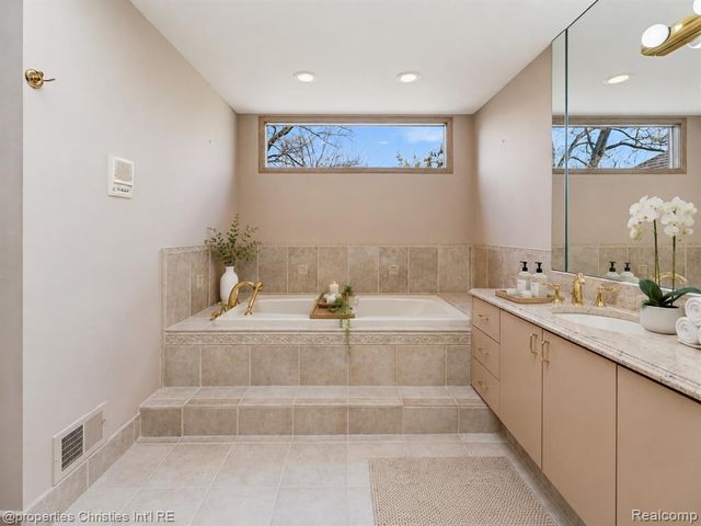 1743 Beechwood Way, Bloomfield Hills, MI 48302