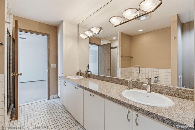 1743 Beechwood Way, Bloomfield Hills, MI 48302