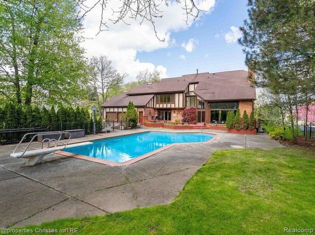 1743 Beechwood Way, Bloomfield Hills, MI 48302