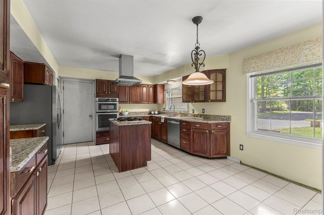 21257 Woodfarm Drive, Farmington Hills, MI 48167