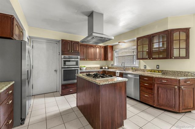 21257 Woodfarm Drive, Farmington Hills, MI 48167