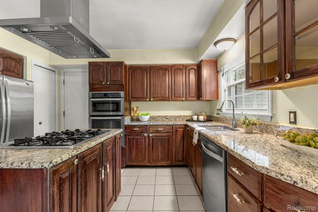 21257 Woodfarm Drive, Farmington Hills, MI 48167