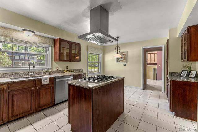 21257 Woodfarm Drive, Farmington Hills, MI 48167